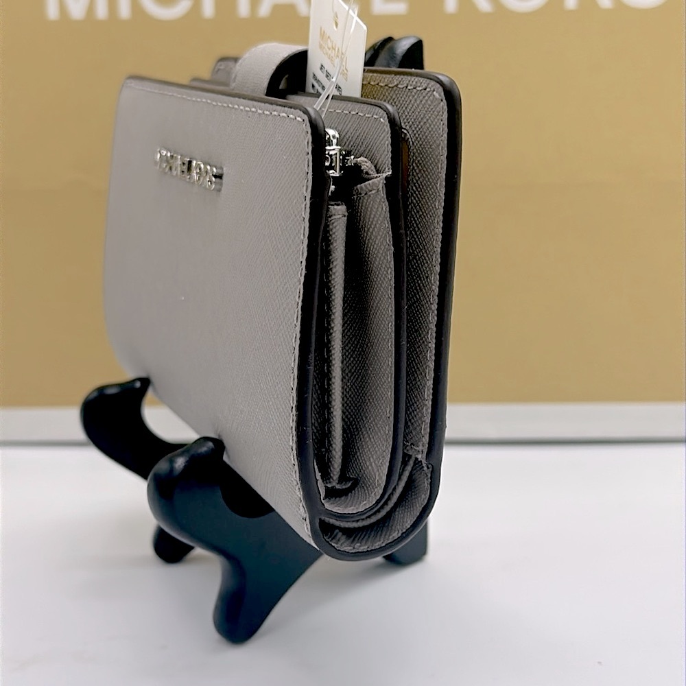 MICHAEL KORS Medium Saffiano Leather Bifold CN Wallet
PEARL GREY
NWT - Picture 5 of 14